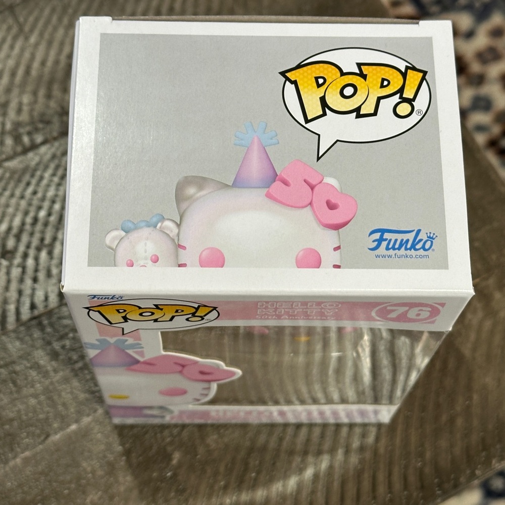 NIB Hello Kitty with Balloon 50th Anniversary Funko Pop - Picture 7 of 8